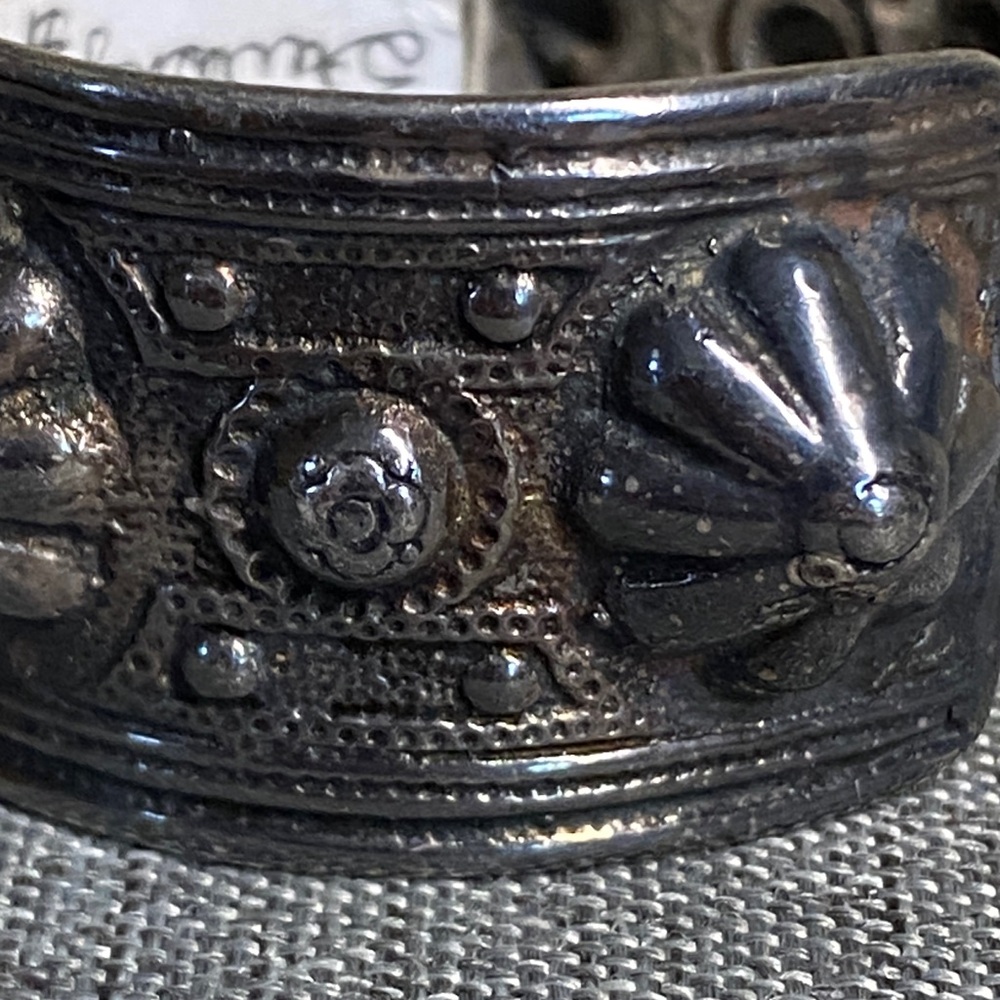 Antique Repousee Silver Bracelet (61.6 grams) - Picture 9 of 14